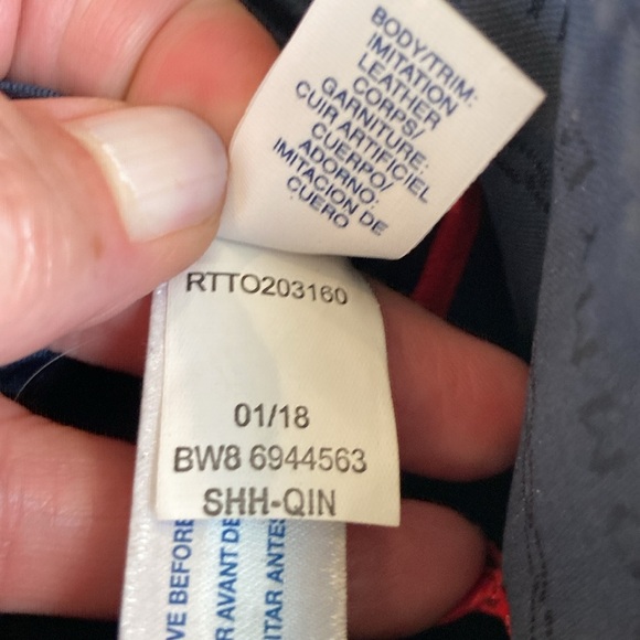 Tommy Hilfiger crossbody. - Picture 14 of 14